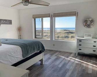 Pacific Dreams Beach House- Beach Front! Gorgeous Views! Meticulously Sanitized! - Grayland - Bedroom