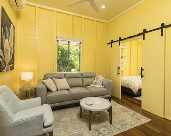 Longhorn Lodges - Boutique Farmstay Fnq - Kairi - Sala de estar