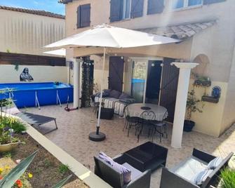 Chambre dans villa Montpellier à 15mn des plages - Montpellier - Patio