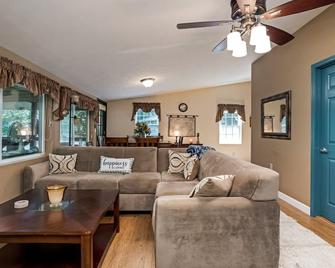 Very peaceful Home with Lake Barkley in your back yard! Private Dock Sleeps 8 - Eddyville - Living room