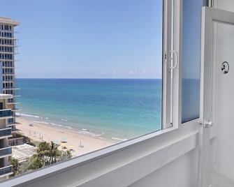 Beachfront 2-bedroom condo directly on the beach -last minute special rates - Fort Lauderdale - Balcón