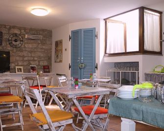 Alter Ego b&b Assisi - אסיסי - חדר אוכל