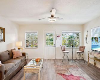 Beach Quarters #5 - St. Petersburg - Oturma odası