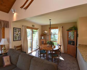 Trail Creek Top Two Floor End Unit 2 Full Bath 2 Queen Beds plus a sleeper sofa - Killington