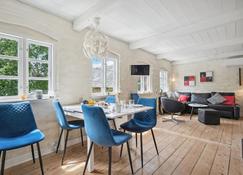 Nice Home In rskbing With 2 Bedrooms - Ærøskøbing - Dining room