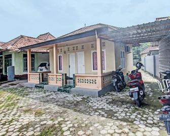 Hotel O Zahira Homestay Near Ekas Surf School and Service - Bumbang - Building