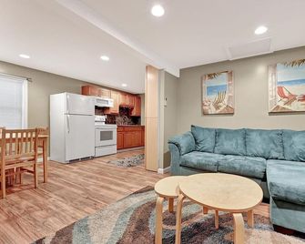 Cozy Coastal Cottage 2 Steps From The Beach, Beach Badges, Linens & Towels - Seaside Heights - Living room