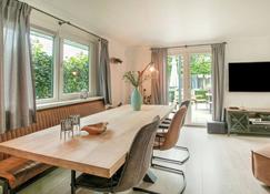 Lovely holiday home in Kaatsheuvel with bubble bath - Kaatsheuvel - Dining room