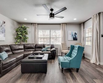 Walk To At&t Stadium & Globe Life! 3br Home With Hot Tub & Backyard Oasis - Arlington - Living room