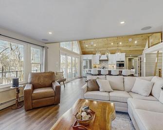 Lakefront house with private beach, firepit, dock, 4 kayaks, grill & hot tub - Gray - Living room