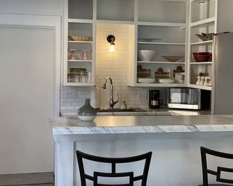 Adorable Cottage With Modern Style , We Welcome You To Your Temporary Home! - Sturgeon Bay - Cocina