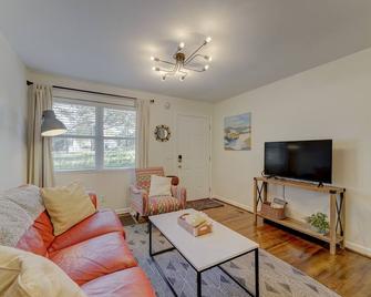 Comfy and Convenient Condo - Columbia - Living room