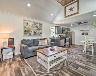 Broken Bow Cabin on 15 Acres with Stocked Fish Pond! - Broken Bow - Sala de estar