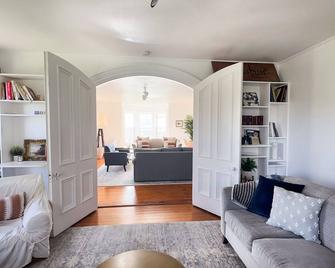 Grand farmhouse, big groups, close to skiing, 1 mi to VT, XL Hot Tub. - Hoosick Falls - Living room