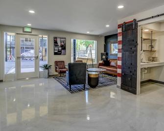 Americana Modern Hotel - Redding - Lobby