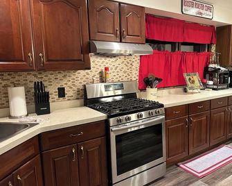 Treska's Trails & Lakes Charming 3-bedroom farmhouse with WiFi & AC in Brainerd - Brainerd - Keuken