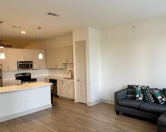 Houston Condo mins to Galleria + Shopping + City - יוסטון - מטבח