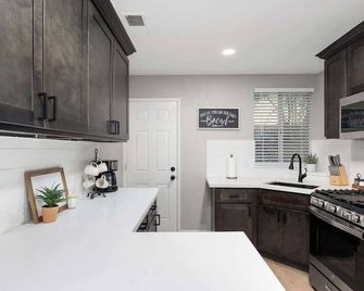 The General Sherman Cabin Sequoia Motel - Three Rivers - Kitchen