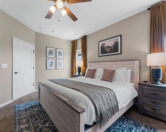 Harvest Days & Dreamy Stays-near to SDC 6Bed-5Bath - Reeds Spring - Bedroom