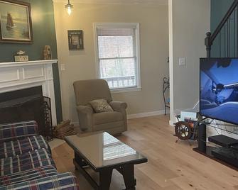 Discover serenity on Lake Barkley, your perfect 3-bedroom retreat in Eddyville - Eddyville - Huiskamer