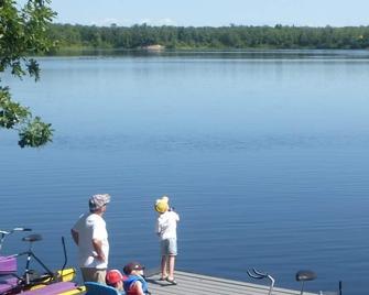 4 Season Lakefront Cabin For Rent - Saint Malo - Grunthal - Living room