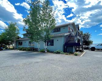 Mountain View Suite - Ennis - Building