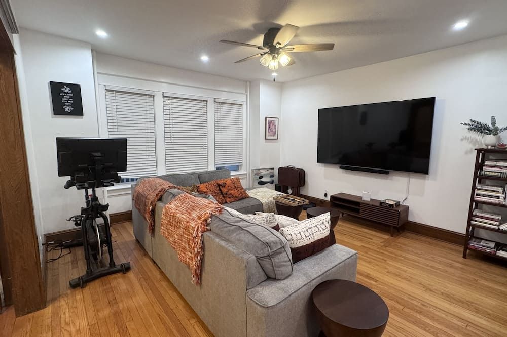 Modern and Cozy Pine Hills Home from Early 1900s - الباني (نيويورك) - غرفة معيشة