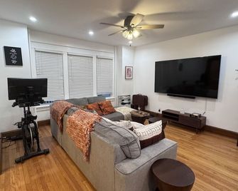 Modern and Cozy Pine Hills Home from Early 1900s - Albany - Pokój dzienny