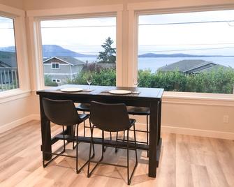 Elegant Mill Bay Cottage with Spectacular Ocean View - Mill Bay - Dining room