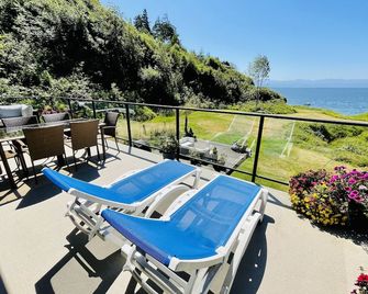 Points West Oceanfront Resort 3 bedroom Ocean Point Beach House - Sooke - Balcony