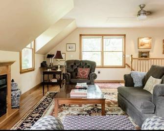 Carriage House Hideaway In Center of Chestertown - Chestertown - Wohnzimmer
