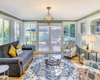 Tilghman Island Retreat By Knapps Narrows! - Tilghman - Living room