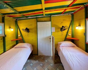 Judy House Backpacker Hostel - Little Bay - Habitación