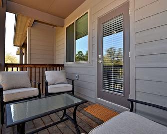 On Lake Time - Leander - Balcony