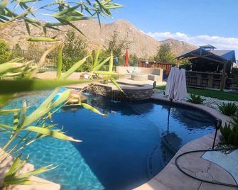 Five-bedroom vacation home located eight minutes from the Menifee Lakes Golf. - Menifee - Piscina