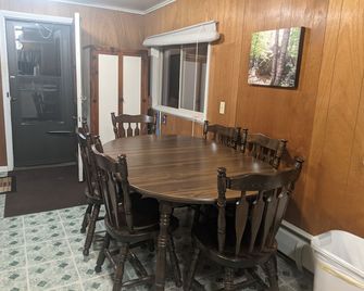 Moreno's Cottages Cabin #10 -2 Bed/2 Bath Adirondack 4 season Cabin in the pines - Lake Placid - Dining room