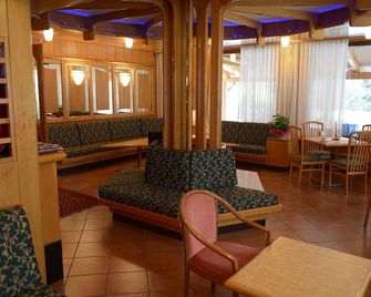 호텔 레지나 엘레나 - 카데르조네 - 라운지