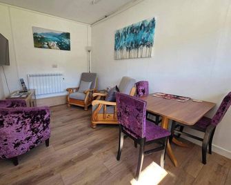 Cosy Apartment That Sleeps 3, Pets Welcome - Garve - Essbereich