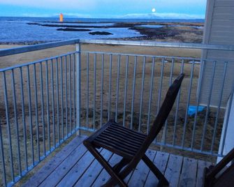 Blue Lagoon, Reykjavík City and Keflavík airport all within a short distance - Vogar - Balkon