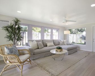 Just Listed Riverfront Oasis. Sleeps 10. Steps from Jupiter’s Love Street. - Jupiter - Wohnzimmer