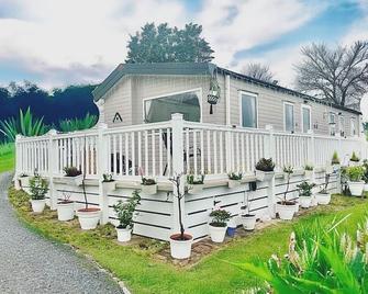 Cozy Newquay Lodge with Private Hot Tub, Fir Pit Table and 3 bedrooms, Sleeps 9 - Newquay - Building
