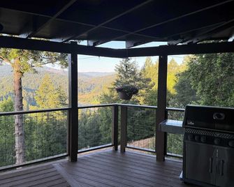 Cliff House- Avenue of the Giants- 6BD/4BA, Fire Pit, 2000 SF Deck with Views! - Garberville - Balkón