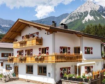 Landhotel Föhrenhof Ellmau - Ellmau - Gebouw