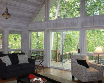 Charming, Scenic Retreat On Deep-Water Cove; Fire Pit, Sup Boards, Covered Slip - Lavonia - Living room