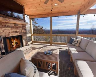 Blue Sky Dreams - Stunning view and outdoor space! - Mineral Bluff - Balcony