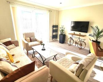 3 Bedroom Serviced Accommodation in Newport - Cwmbran - Salon