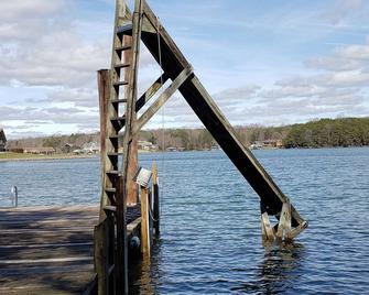 Unique Historical log cabin with private beach and 300 ft. of waterfrontage. - Huddleston