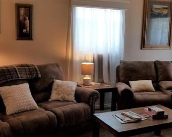 Downtown Alamosa 3 Bedroom 2 Bath Home - Alamosa - Living room