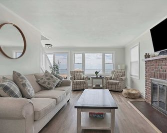 Duckling Crossing | Beach House on the Sand - Westbrook - Salon