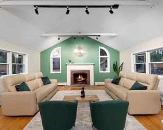 Cozy Fall Home With 4br And Fireplace Near Nyc - Suffern - Huiskamer